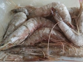 9、番茄火锅,冻虾拿出来解冻。