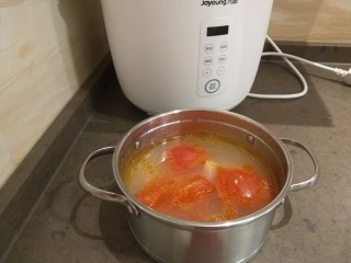 16、番茄火锅,把番茄骨汤倒入锅中。