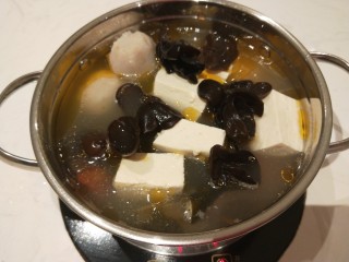 21、番茄火锅,加入黑木耳。
