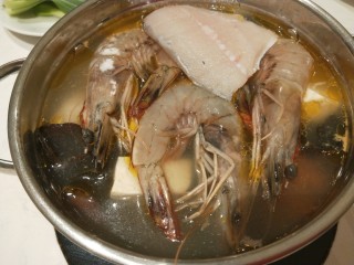 22、番茄火锅,放入大虾加入适量盐。