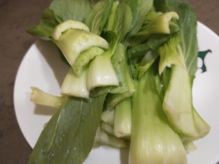 23、番茄火锅,放入油菜。