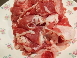 24、番茄火锅,放入羊肉片。