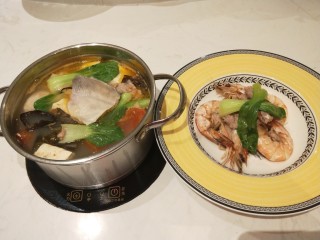 27、番茄火锅,一锅一盘一人一分。