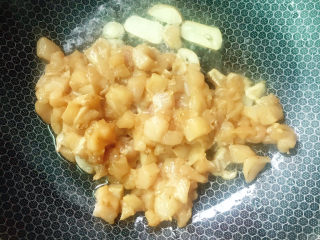 9、莲藕鸡丁,放入鸡丁