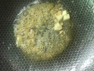 12、莲藕鸡丁,锅中留油