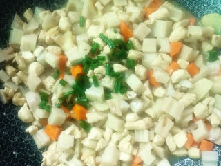 17、莲藕鸡丁,放入小葱末拌匀出锅