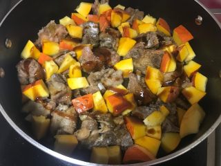 11、南瓜排骨煲,待汤汁收干即可关火。