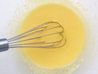 2、电饭煲蒸蛋糕,搅拌均匀至微微发白