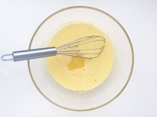 3、电饭煲蒸蛋糕,依次加入牛奶和色拉油搅拌混合均匀备用