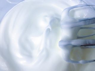 6、电饭煲蒸蛋糕,3⃣️打至提起出现弯勾加入最后的砂糖