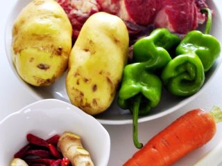 1、土豆炖牛仔骨,准备材料和香料份量。