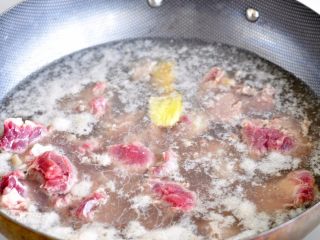 2、土豆炖牛仔骨,冷水的时候倒入牛仔骨，加姜块煮水至沸腾。（去除肉的脏污物，去腥）