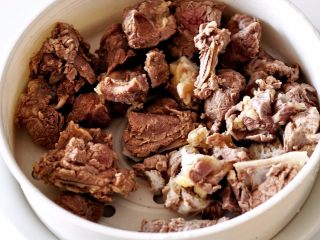 3、土豆炖牛仔骨,捞出后放盘子后用温开水冲洗干净备用。