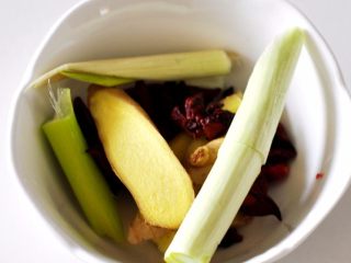 4、土豆炖牛仔骨,将姜切成片，八角掰碎，葱切段。干辣椒一切二放置备用。