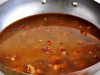 9、土豆炖牛仔骨,倒入温水淹没食材。大火烧开后再转小火炖40-60分钟。（用高压锅可以15~20分钟）