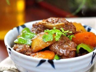 12、土豆炖牛仔骨,完成，装饰摆盘，单反准备ok，拍照吧