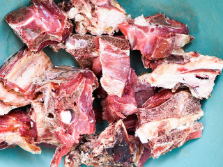 2、风干羊肉火锅,剁成大块