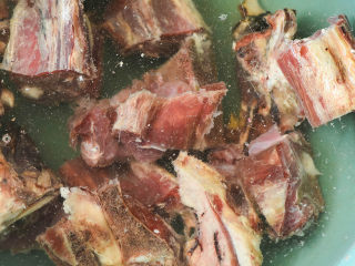 3、风干羊肉火锅,温水浸泡2小时。