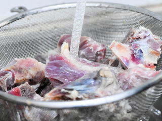 6、风干羊肉火锅,煮沸好的羊肉，用清水冲洗干净。