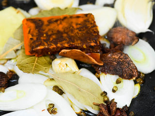 7、风干羊肉火锅,锅内油热，放生姜 大葱，大蒜，香料，花椒，加一小块火锅底料，小火炒香。