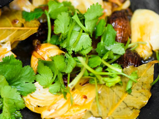 8、风干羊肉火锅,放一小把香菜。不爱吃香菜的也不用担心，成品不会有香菜的味道。