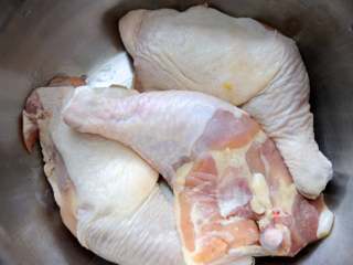 1、家常干煸辣子鸡（微辣版） 宴客必备硬菜 百分百复制饭店口味,新鲜鸡腿三只，清水冲洗干净。做这道菜最好用鸡腿，带骨头的肉炸出来更香。