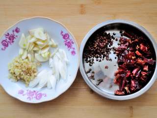 3、家常干煸辣子鸡（微辣版） 宴客必备硬菜 百分百复制饭店口味,在腌制的时候，把葱姜蒜切好备用；干辣椒切或是剪成约2厘米的小段，我习惯把辣椒籽去掉不用；花椒一小把备好；我另外加了10粒麻椒，煸炒出来的鸡丁口味层次更加丰富，可以不加。