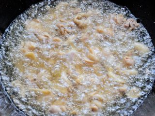 4、家常干煸辣子鸡（微辣版） 宴客必备硬菜 百分百复制饭店口味,锅内放宽油，烧到七八成热，把腌制好的鸡肉放进去炸熟。