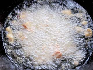 5、家常干煸辣子鸡（微辣版） 宴客必备硬菜 百分百复制饭店口味,如果鸡丁太多或者是油放的比较少，可以分成两次或是三次来炸。