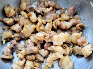 6、家常干煸辣子鸡（微辣版） 宴客必备硬菜 百分百复制饭店口味,鸡肉比较容易熟，不超过2分钟就会稍稍变色，筷子可以轻松的炸透鸡肉就行了，第一遍炸熟，表面稍微变色就可以捞出来了。如果炸的太透了就没有嫩的口感了。