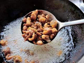 7、家常干煸辣子鸡（微辣版） 宴客必备硬菜 百分百复制饭店口味,再次把油烧热，下入鸡丁复炸，很快鸡丁就会炸成金黄色，而且保持了内部的嫩，最终呈现出外酥里嫩的口感。并且复炸能把第一次炸制时吸入的油分给逼出来些，吃起来口感不会油腻。