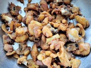 8、家常干煸辣子鸡（微辣版） 宴客必备硬菜 百分百复制饭店口味,炸好的鸡丁捞出备用。