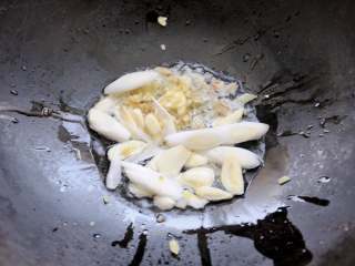 9、家常干煸辣子鸡（微辣版） 宴客必备硬菜 百分百复制饭店口味,锅内留底油，不用太多，能爆香葱姜蒜就行了。