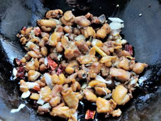 11、家常干煸辣子鸡（微辣版） 宴客必备硬菜 百分百复制饭店口味,倒入炸好的鸡丁，煸炒半分钟，撒上白芝麻就可以出锅盛盘了。