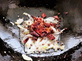 10、家常干煸辣子鸡（微辣版） 宴客必备硬菜 百分百复制饭店口味,葱姜蒜爆香后转小火，倒入辣椒段和花椒麻椒，翻炒出香味。