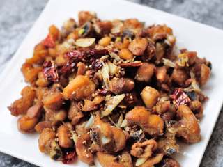 12、家常干煸辣子鸡（微辣版） 宴客必备硬菜 百分百复制饭店口味,出锅盛盘。