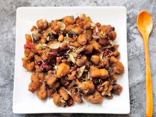 14、家常干煸辣子鸡（微辣版） 宴客必备硬菜 百分百复制饭店口味,成品图。