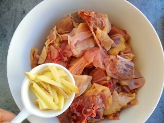 4、麻辣鸡公煲,适量生姜丝腌制片刻