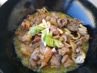 7、麻辣鸡公煲,放入姜蒜翻炒出香味