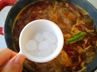 12、麻辣鸡公煲,放入冰糖
