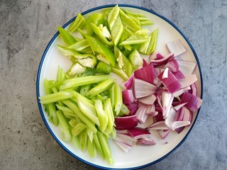 14、麻辣鸡公煲,芹菜切段,洋葱和青椒切块