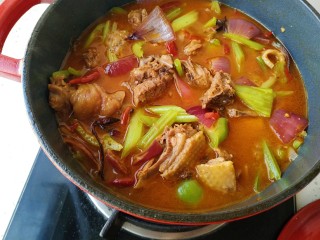 16、麻辣鸡公煲,再煮2分钟,放入盐和鸡精就可以了