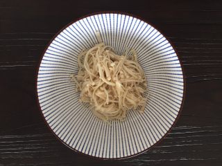 4、酸汤肥牛,捞出，铺在碗底备用