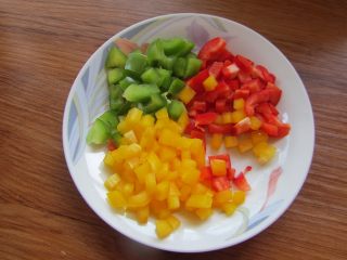 1、腊肉煲仔饭,青、红、黄椒切小粒