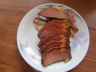 2、腊肉煲仔饭,腊肉用热水洗净表面切片