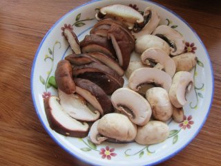 3、腊肉煲仔饭,香菇和口蘑洗去泥沙切成厚片