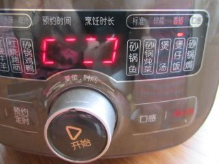 4、腊肉煲仔饭,电砂锅选择煲仔饭功能，启动预热