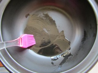 5、腊肉煲仔饭,在锅底刷一层食用油