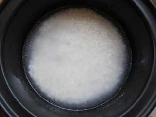 7、腊肉煲仔饭,加入1.2倍于米的水