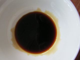 10、腊肉煲仔饭,小碗里加入生抽和糖搅匀